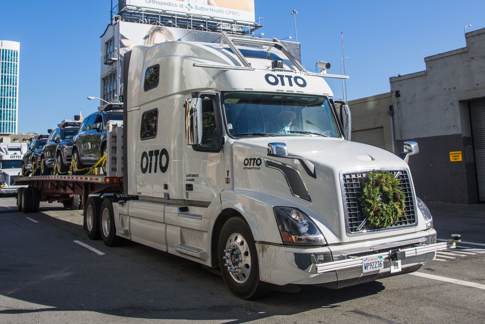 Nadat de eerste commercile rit met een autonoom rijdende vrachtwagen in oktober, is nu een volgende lading vervoerd: autonome Volvos van Uber.