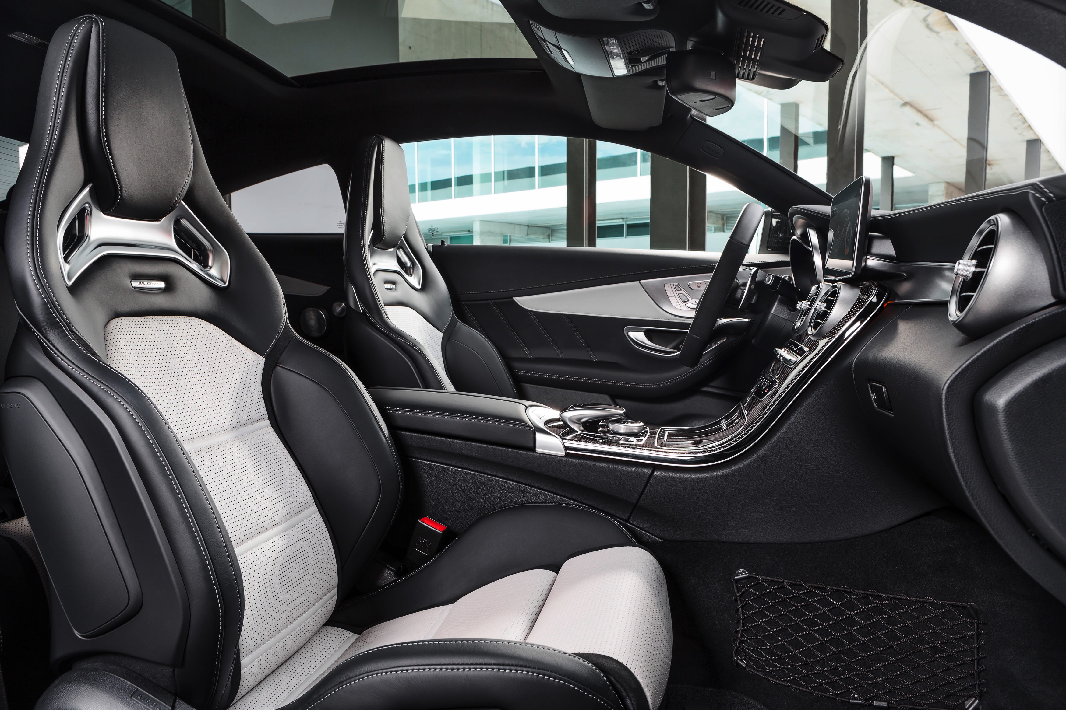 Nul naar honderd in 3,9 seconden, 510 pk en 700 Nm. Maak kennis met de Mercedes-AMG C 63 S Coup.