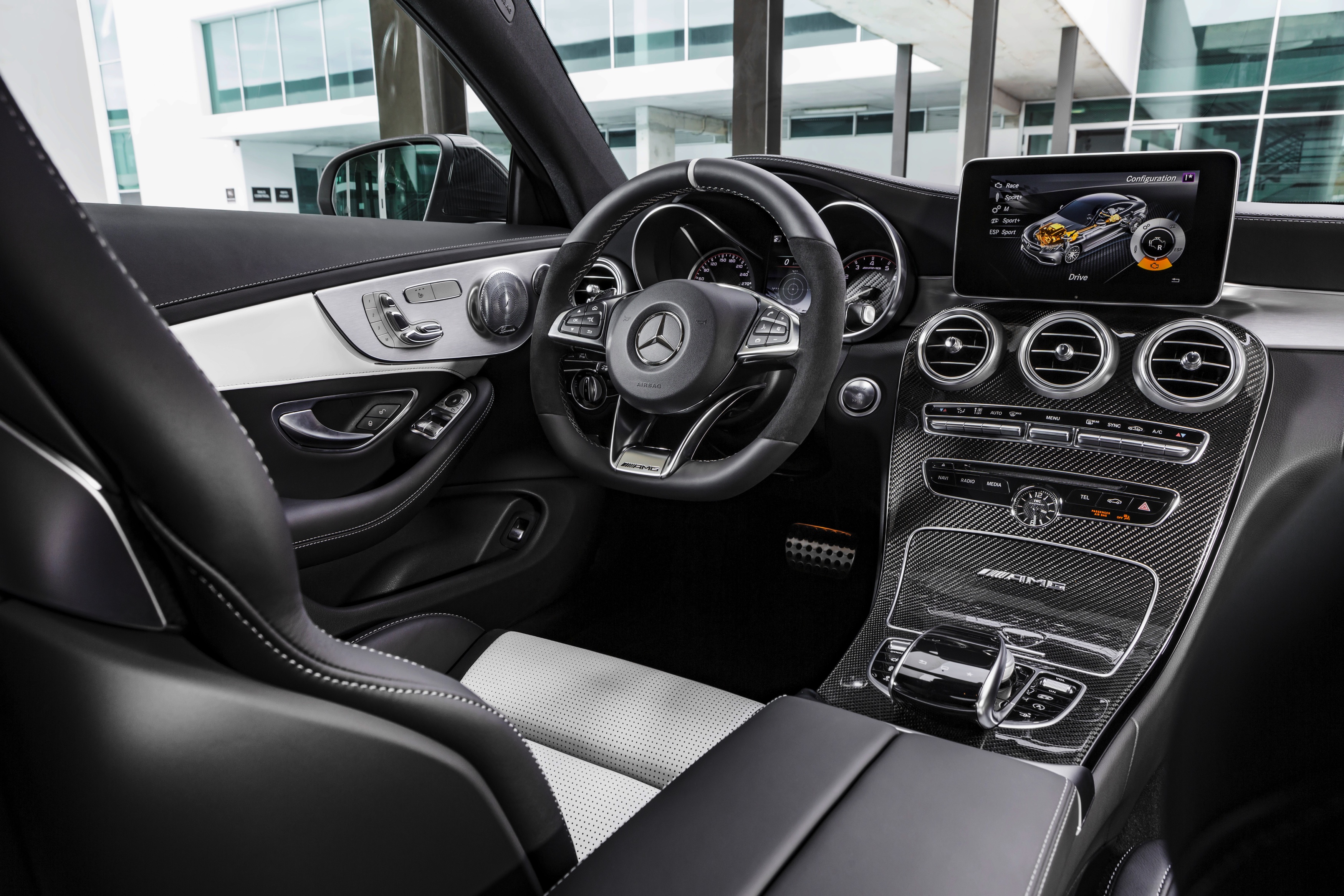Nul naar honderd in 3,9 seconden, 510 pk en 700 Nm. Maak kennis met de Mercedes-AMG C 63 S Coup.