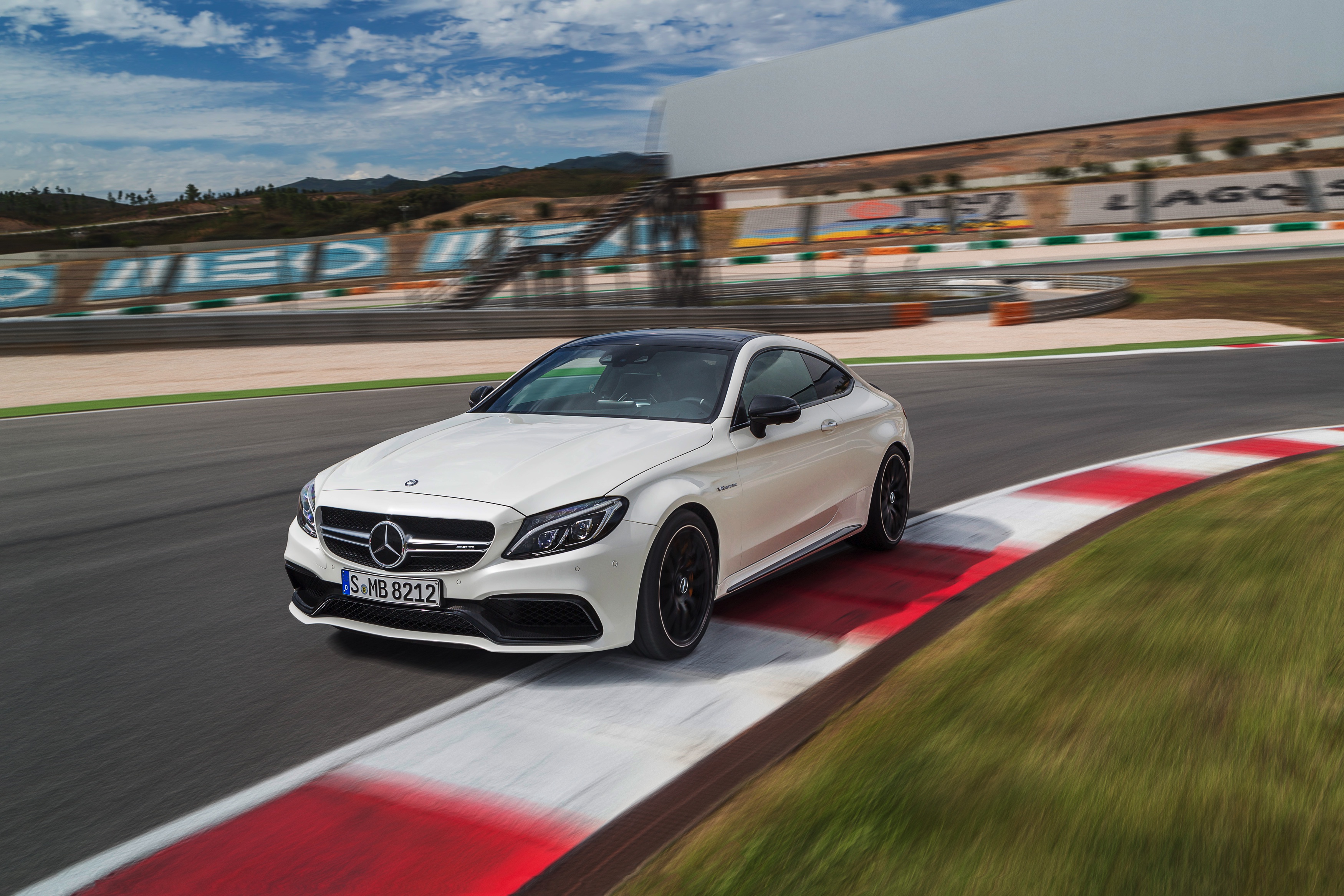 Nul naar honderd in 3,9 seconden, 510 pk en 700 Nm. Maak kennis met de Mercedes-AMG C 63 S Coup.