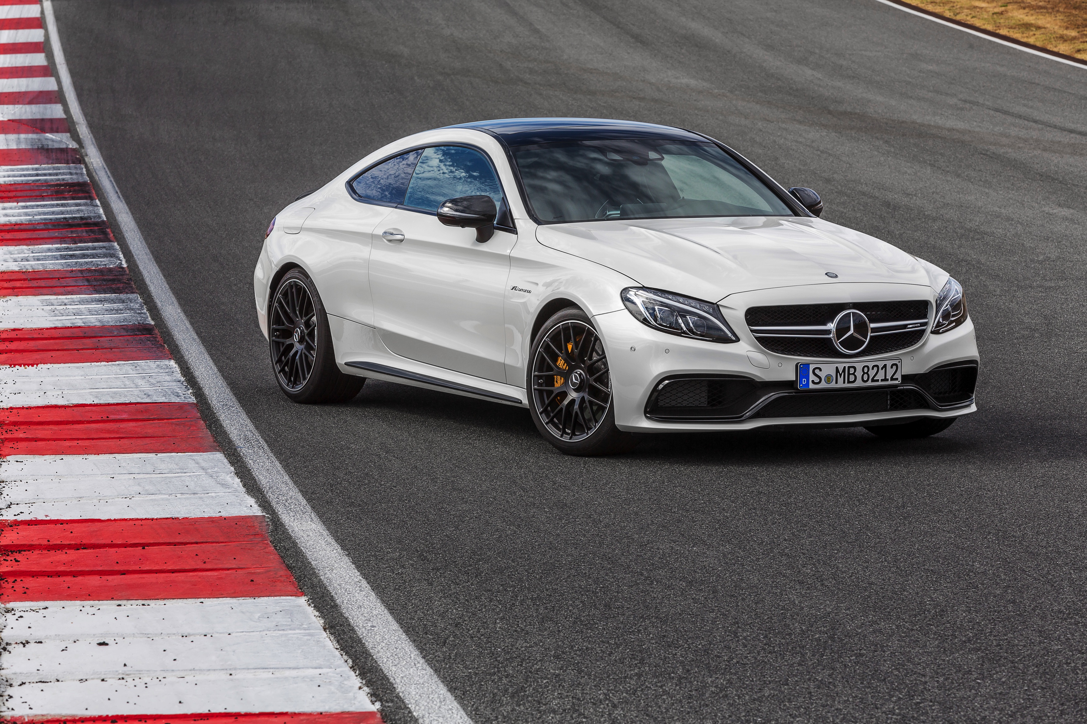 Nul naar honderd in 3,9 seconden, 510 pk en 700 Nm. Maak kennis met de Mercedes-AMG C 63 S Coup.