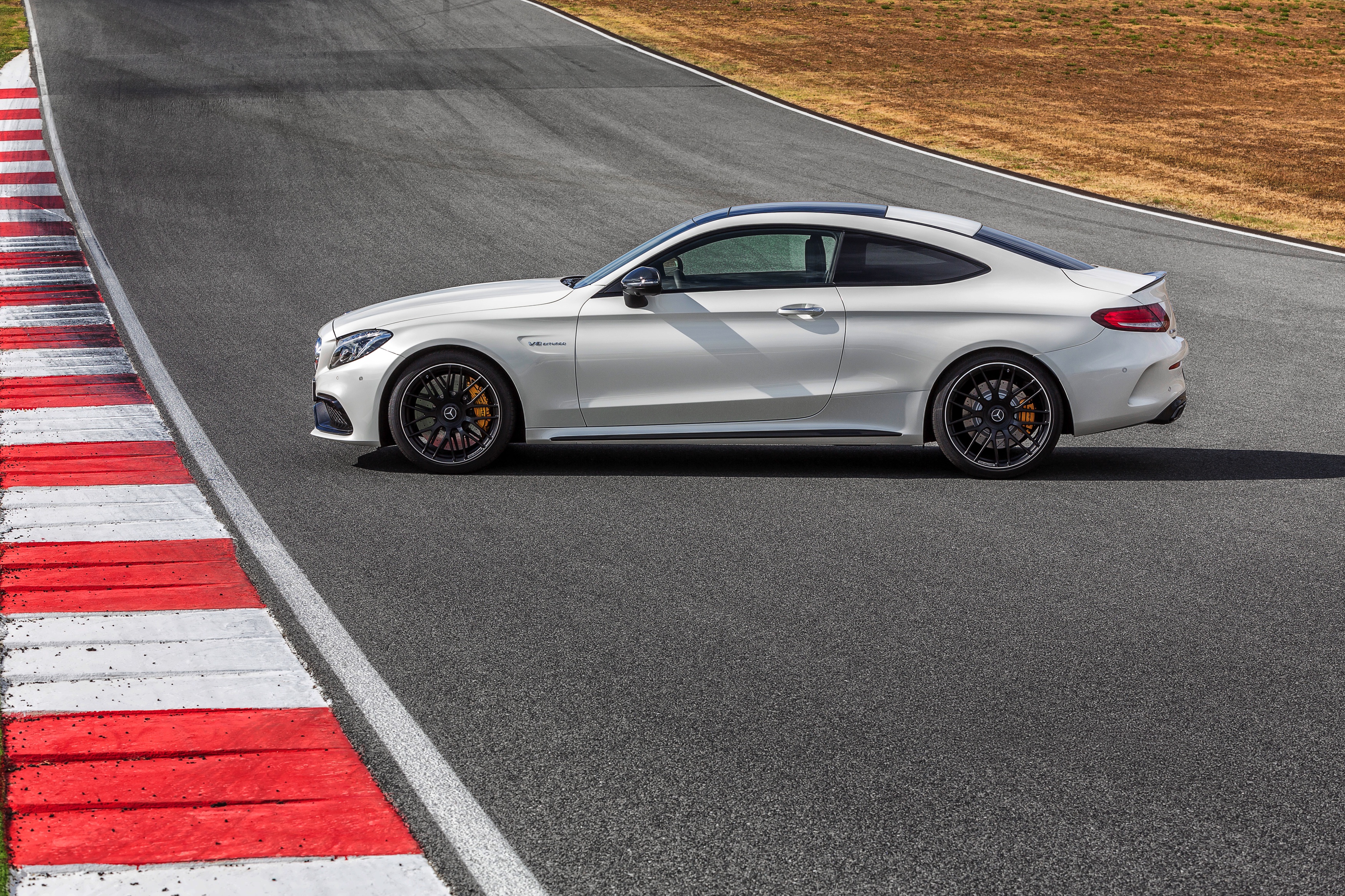 Nul naar honderd in 3,9 seconden, 510 pk en 700 Nm. Maak kennis met de Mercedes-AMG C 63 S Coup.