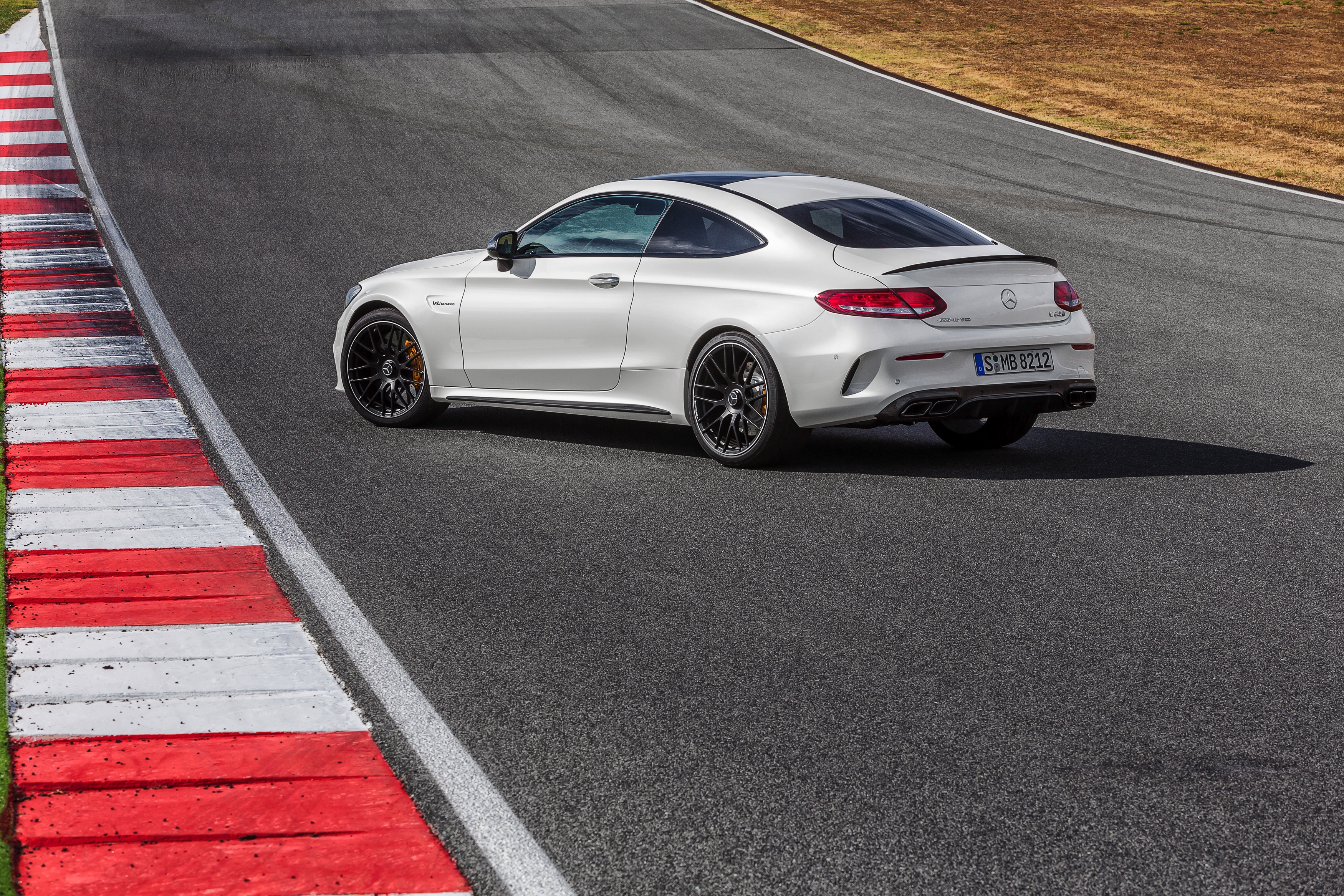 Nul naar honderd in 3,9 seconden, 510 pk en 700 Nm. Maak kennis met de Mercedes-AMG C 63 S Coup.