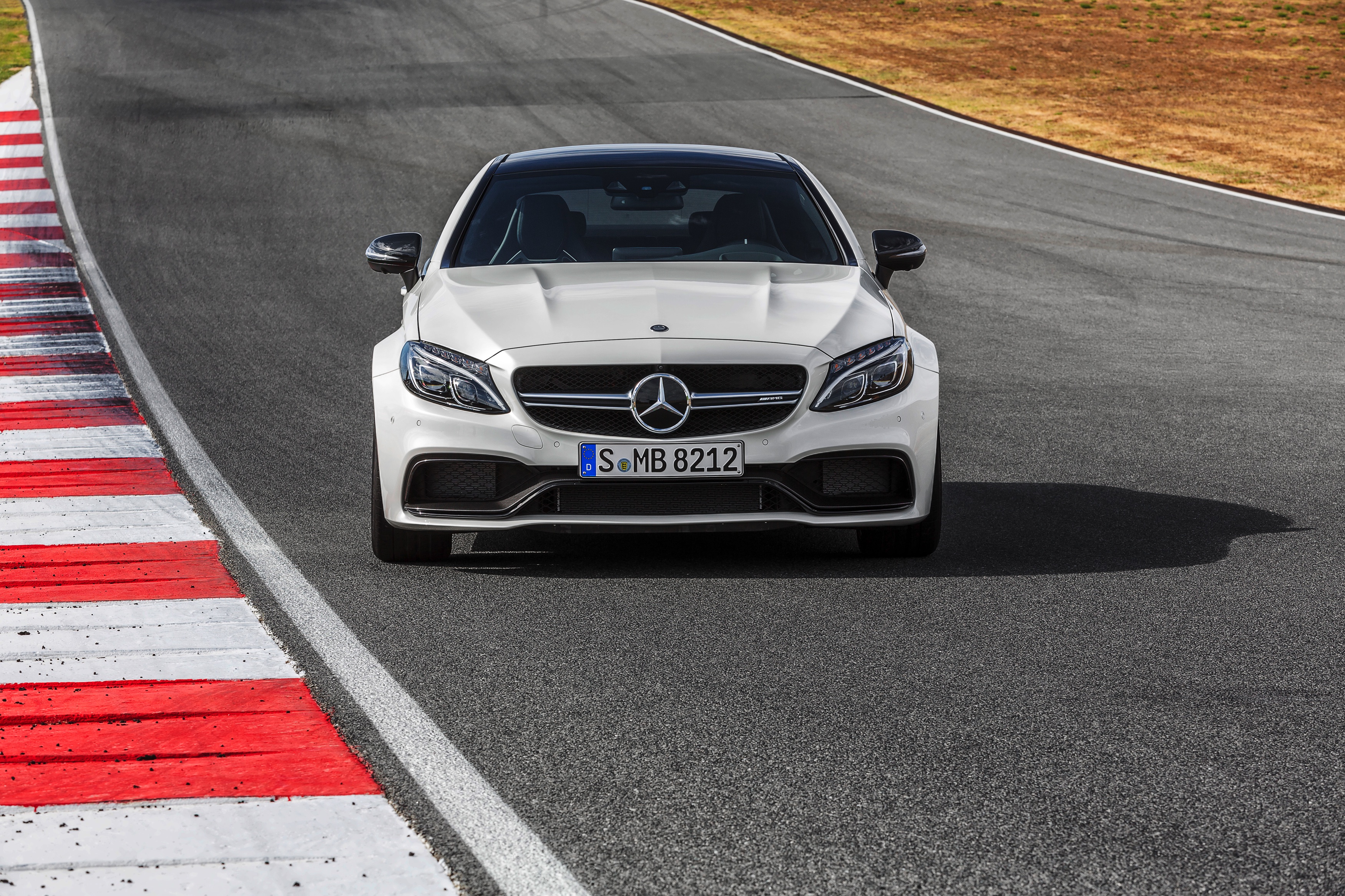 Nul naar honderd in 3,9 seconden, 510 pk en 700 Nm. Maak kennis met de Mercedes-AMG C 63 S Coup.