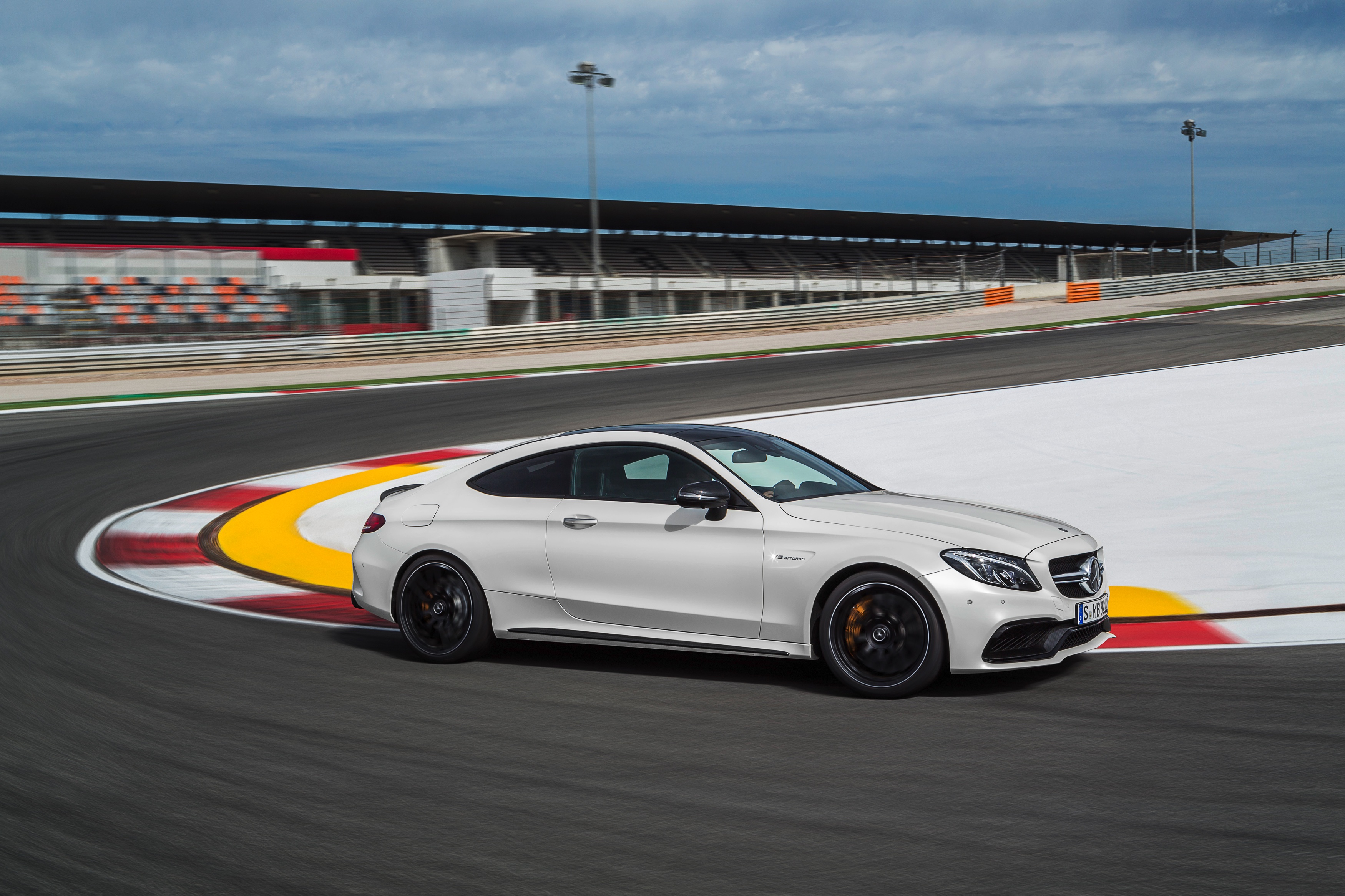 Nul naar honderd in 3,9 seconden, 510 pk en 700 Nm. Maak kennis met de Mercedes-AMG C 63 S Coup.