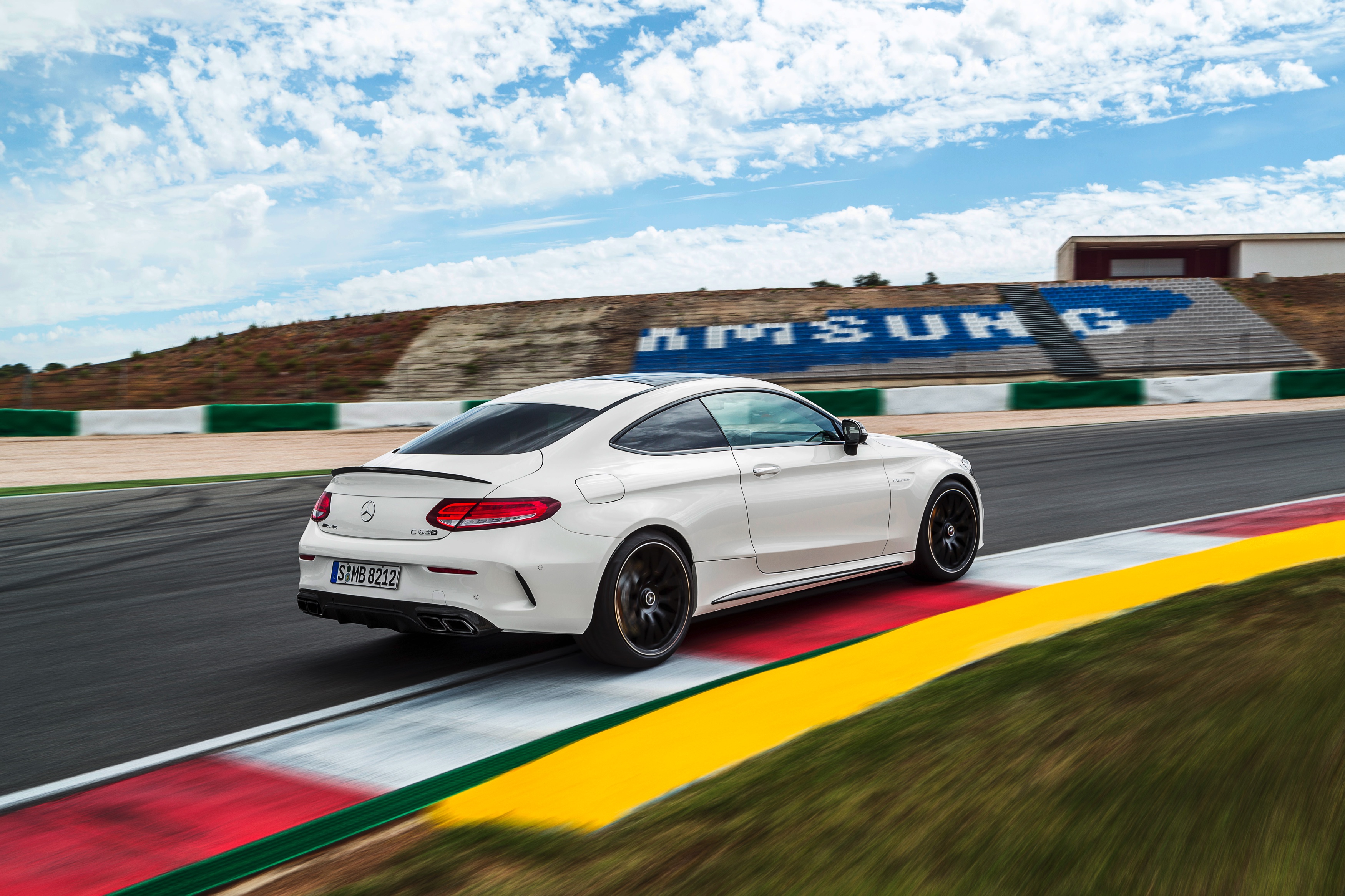 Nul naar honderd in 3,9 seconden, 510 pk en 700 Nm. Maak kennis met de Mercedes-AMG C 63 S Coup.