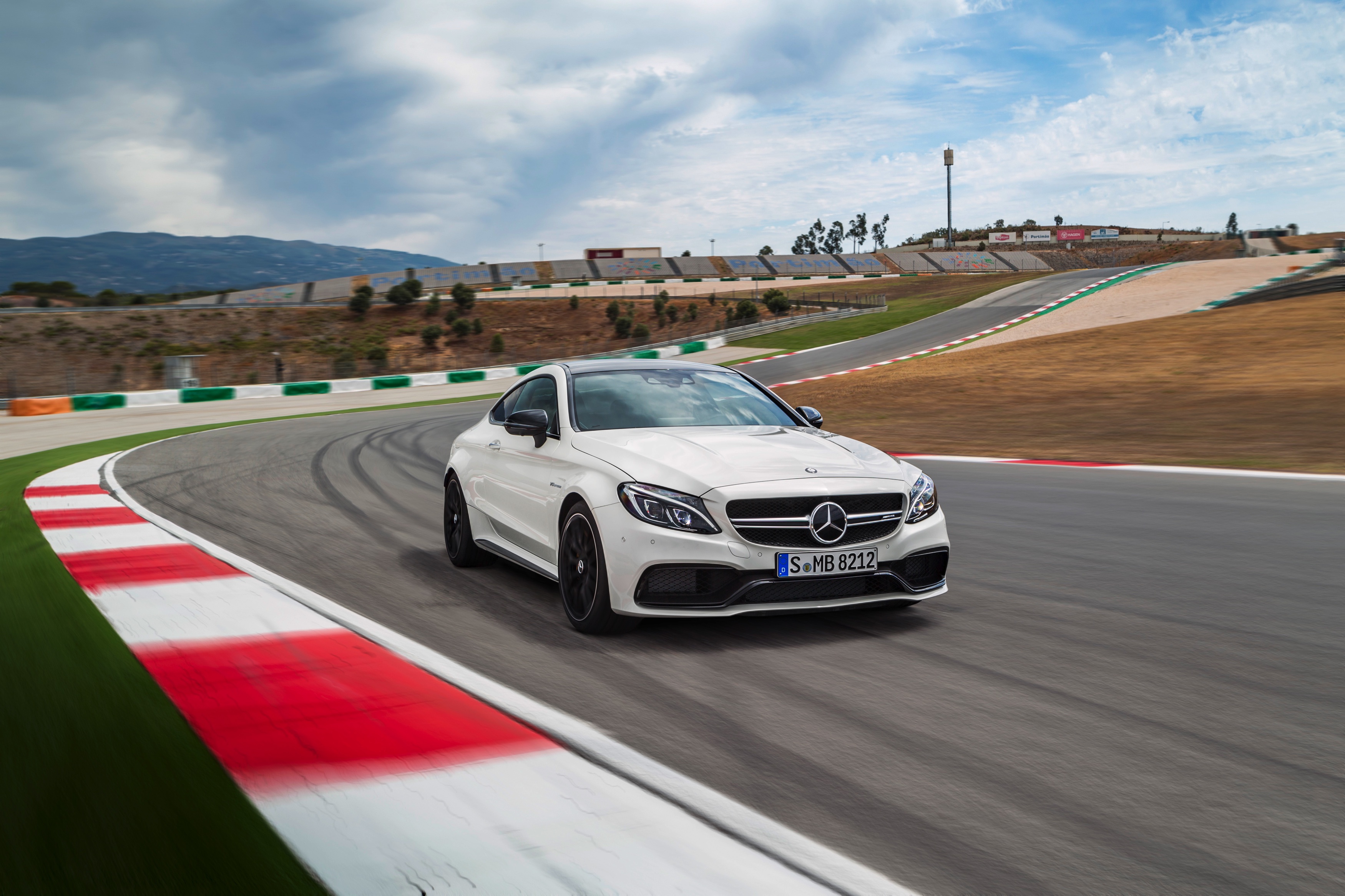 Nul naar honderd in 3,9 seconden, 510 pk en 700 Nm. Maak kennis met de Mercedes-AMG C 63 S Coup.