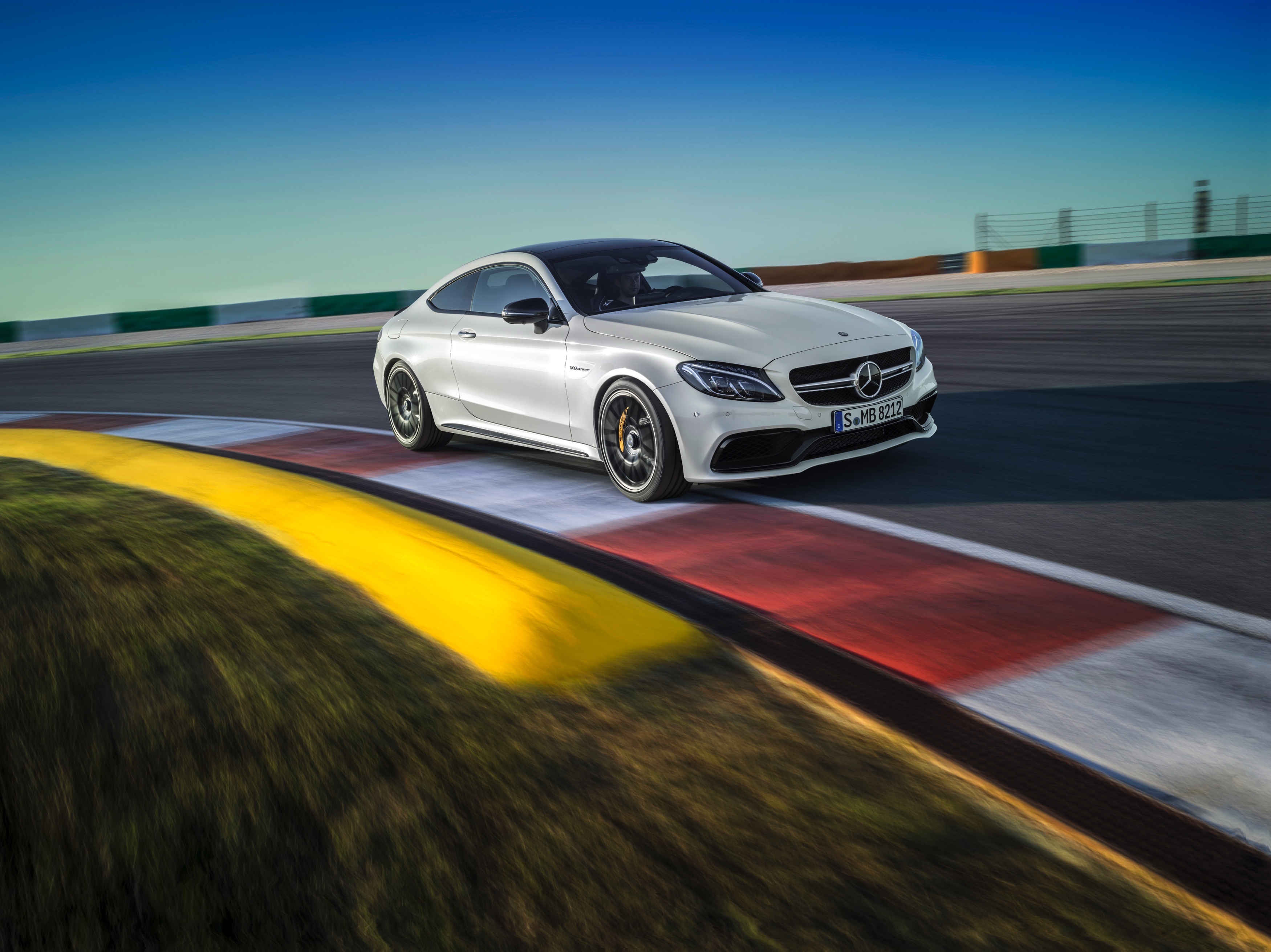 Nul naar honderd in 3,9 seconden, 510 pk en 700 Nm. Maak kennis met de Mercedes-AMG C 63 S Coup.