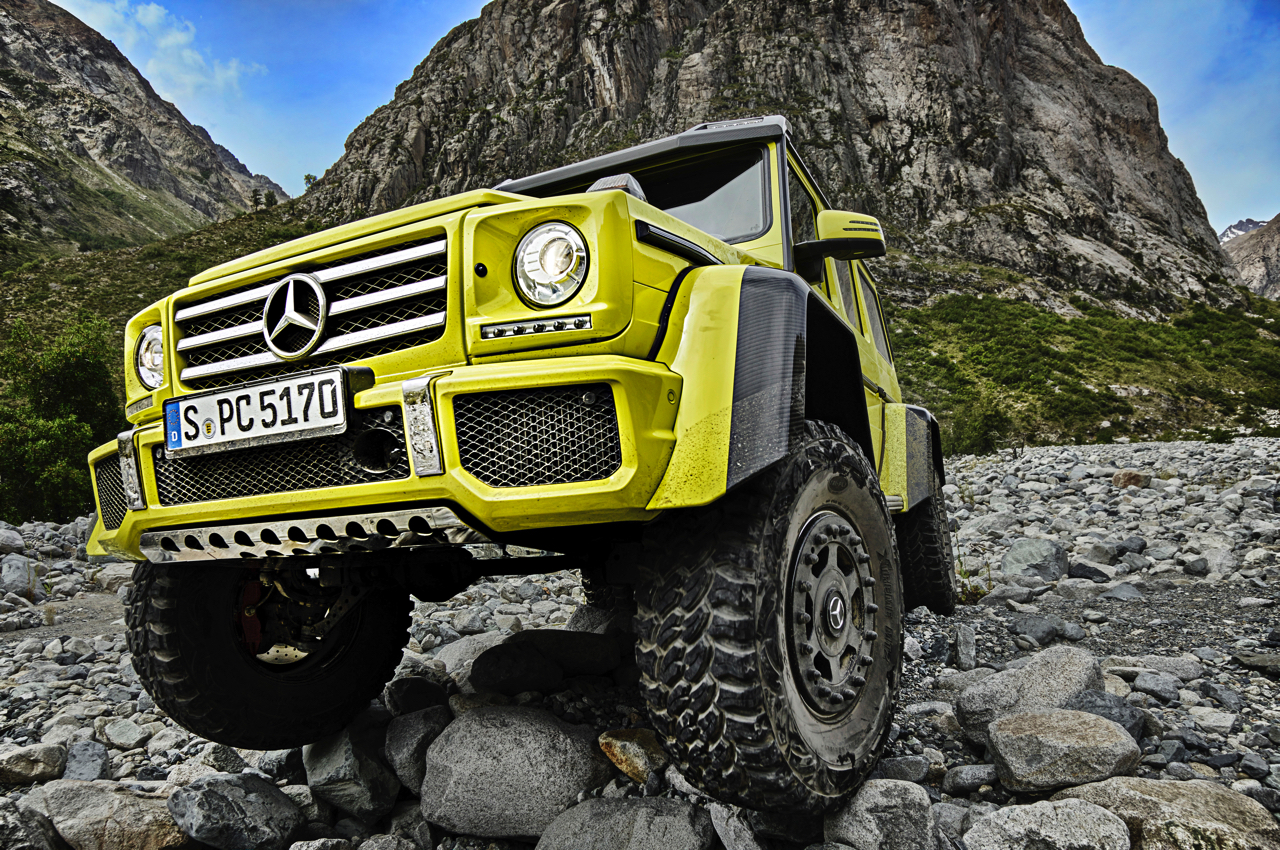 Mercedes-Benz G 500 4x4 doet extra stoer met 422 pk V8, 22 inch wielen, designo-details en utilitaire portaalassen.