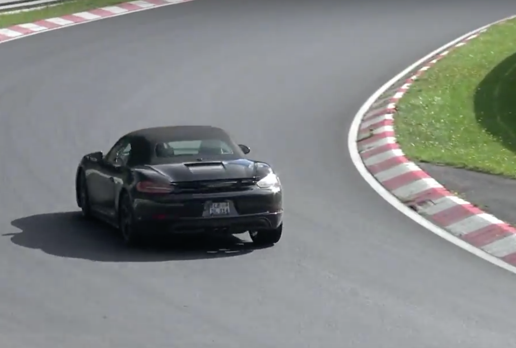 Turbomotoren zijn hot bij Porsche. Na de 911 gaat nu ook de Boxster aan de turbomotor, maar in dit geval is het een viercilinder in plaats van een zescilinder. Zo klinkt hij!