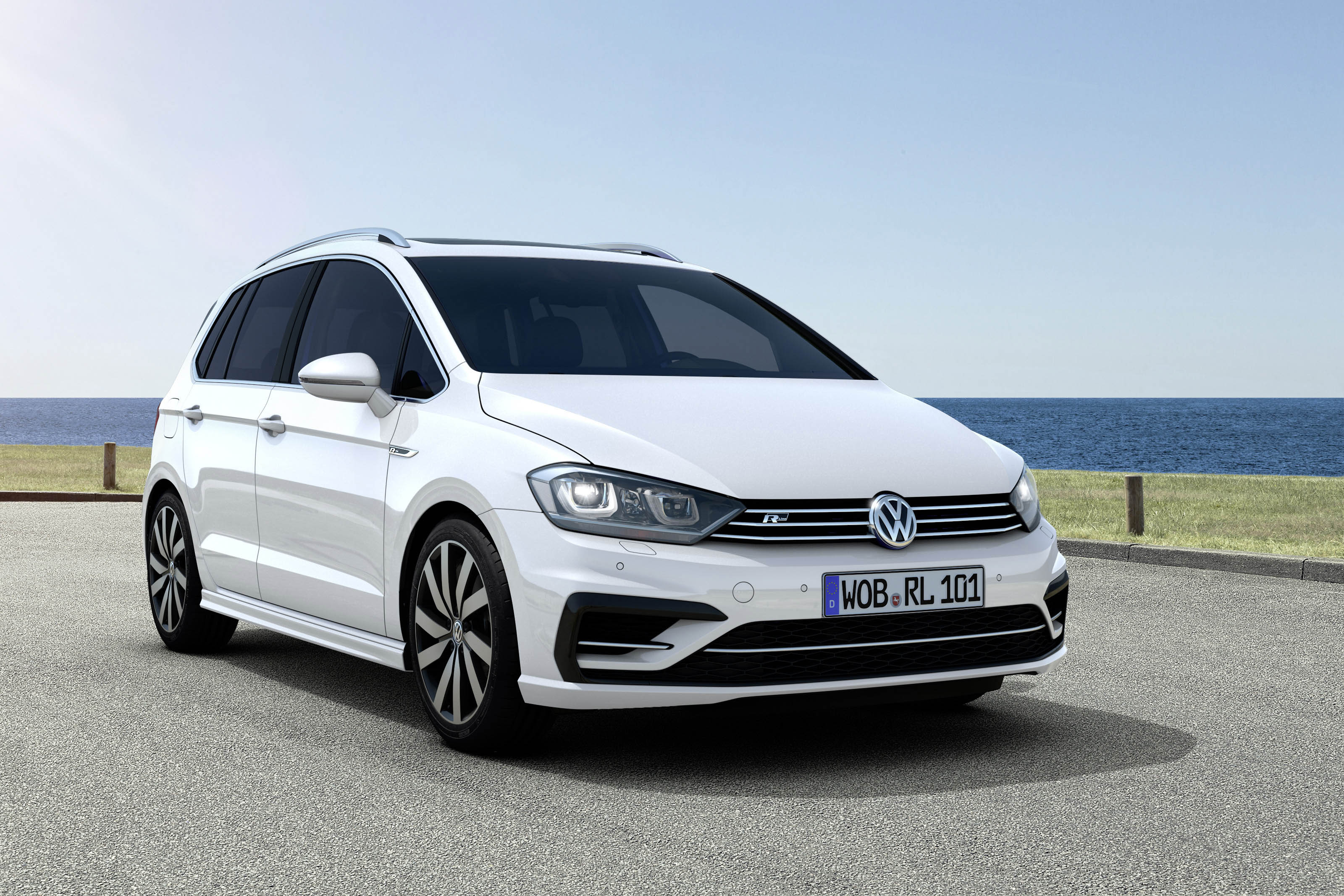 Volkswagen introduceert drie R-Line pakketten voor de Golf Sportsvan. Nieuw is ook het R-Line Sports pakket met sportonderstel en progressieve besturing.