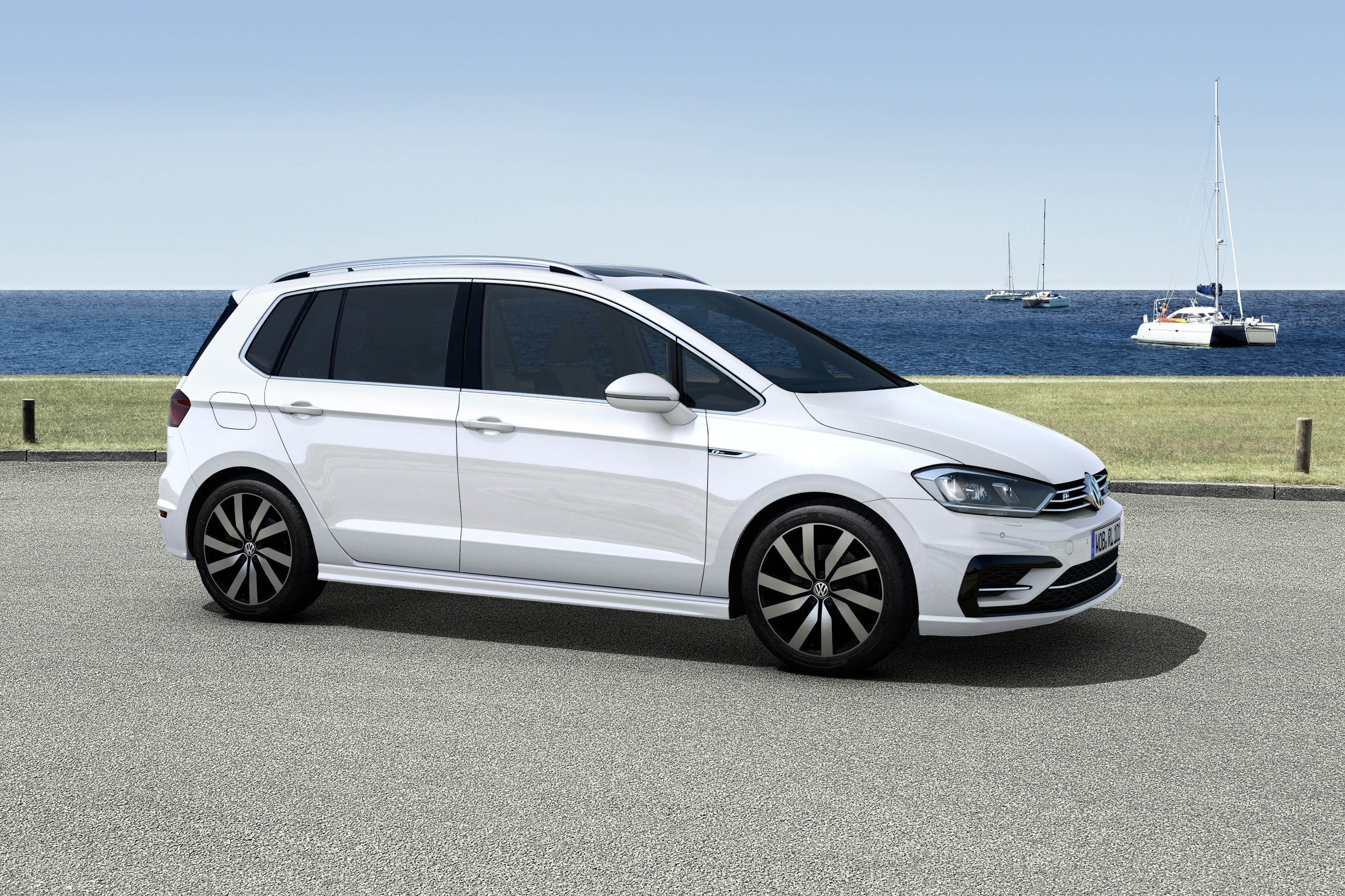 Volkswagen introduceert drie R-Line pakketten voor de Golf Sportsvan. Nieuw is ook het R-Line Sports pakket met sportonderstel en progressieve besturing.