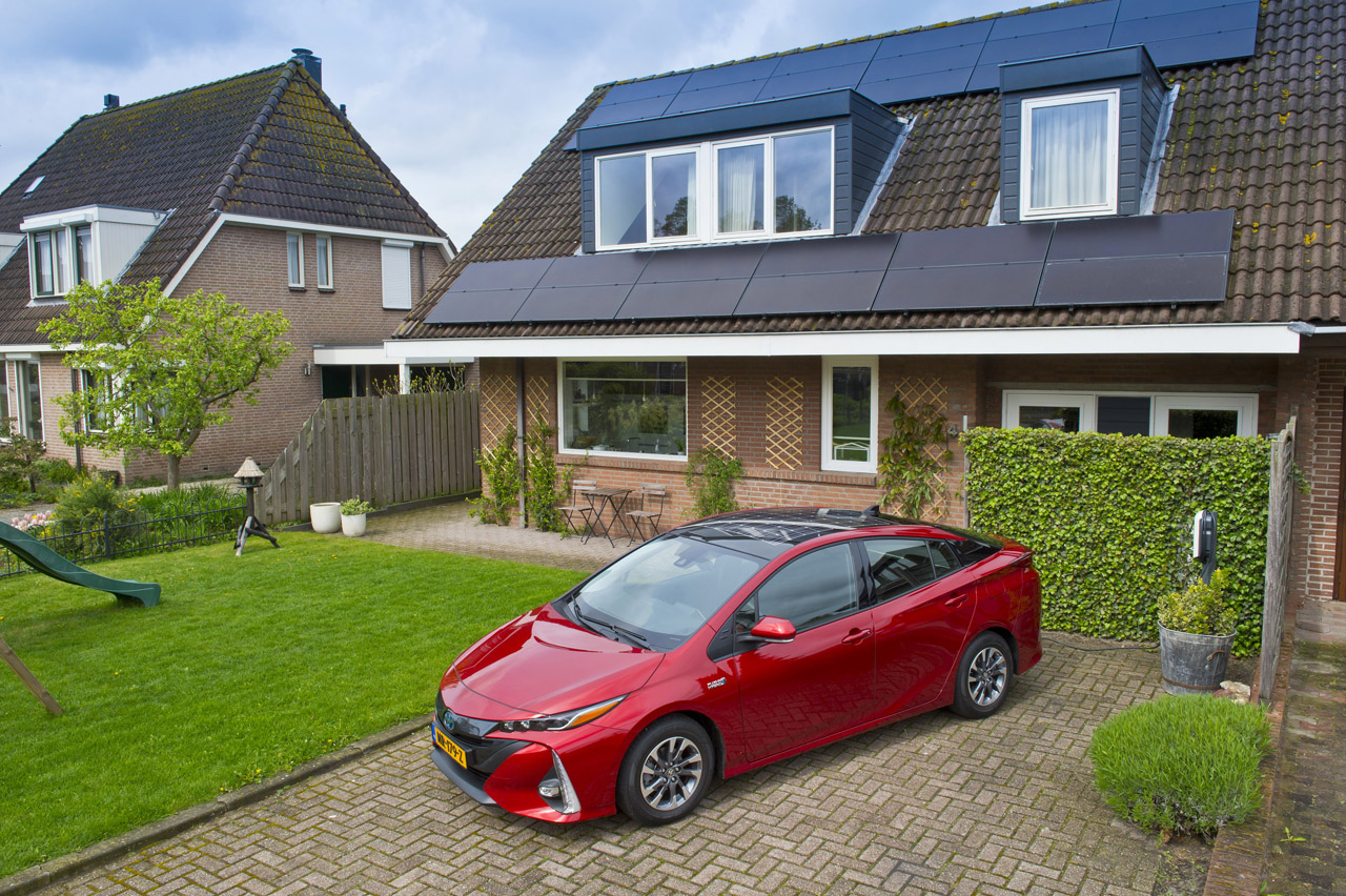 Voor 4.000 euro plaatst Toyota zonnepanelen op het dak van de Prius Plug-in Hybrid.