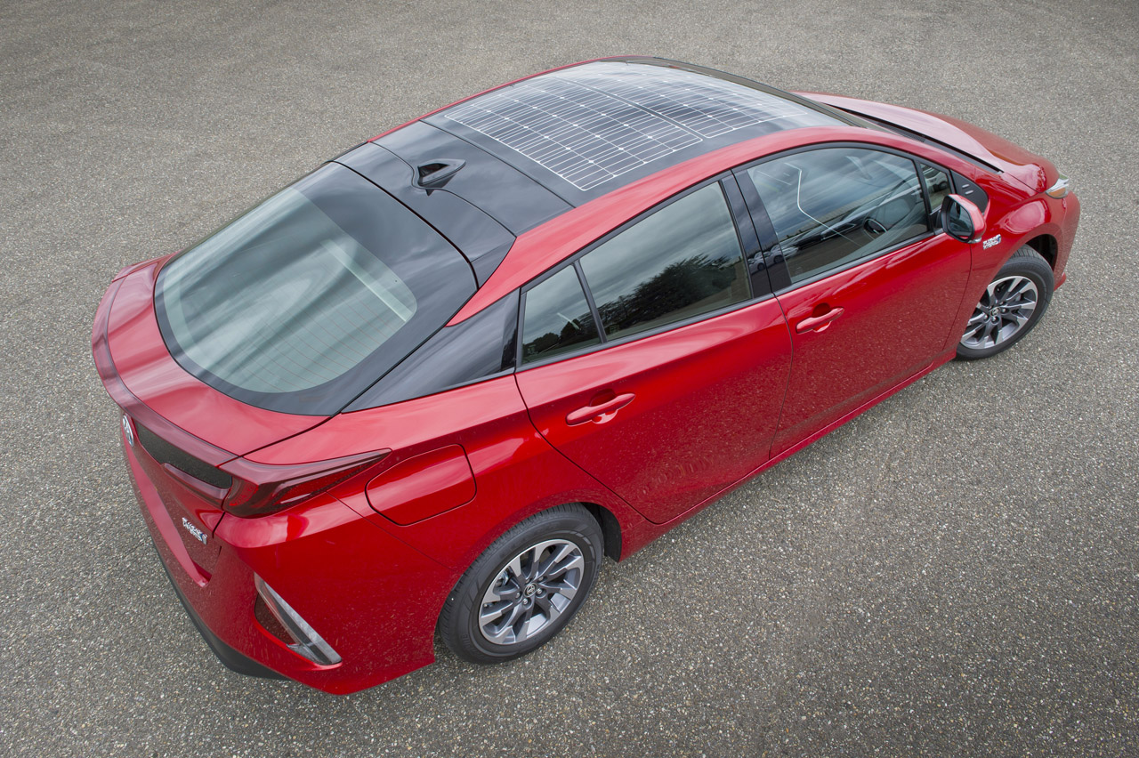 Voor 4.000 euro plaatst Toyota zonnepanelen op het dak van de Prius Plug-in Hybrid.