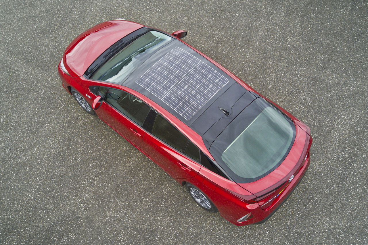Voor 4.000 euro plaatst Toyota zonnepanelen op het dak van de Prius Plug-in Hybrid.