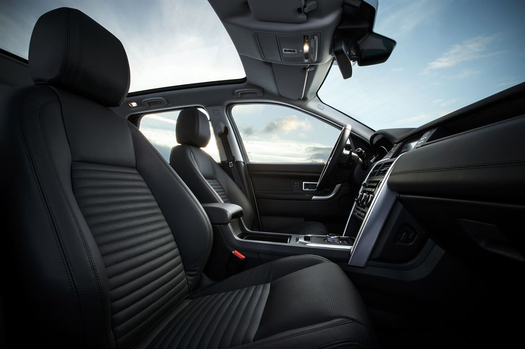 Land Rover introduceert zuinige Ingenium-diesels voor Discovery Sport, met lagere prijzen ten gevolge.