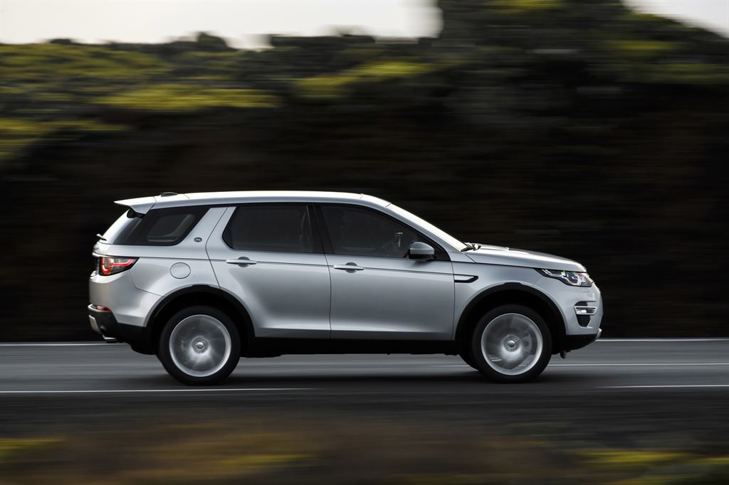 Land Rover introduceert zuinige Ingenium-diesels voor Discovery Sport, met lagere prijzen ten gevolge.