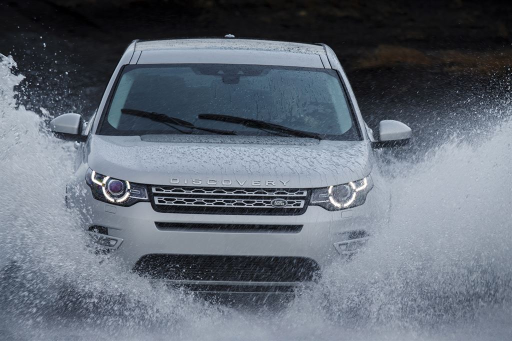 Land Rover introduceert zuinige Ingenium-diesels voor Discovery Sport, met lagere prijzen ten gevolge.