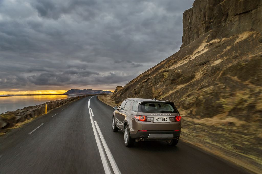 Land Rover introduceert zuinige Ingenium-diesels voor Discovery Sport, met lagere prijzen ten gevolge.
