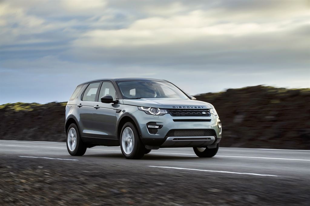 Land Rover introduceert zuinige Ingenium-diesels voor Discovery Sport, met lagere prijzen ten gevolge.