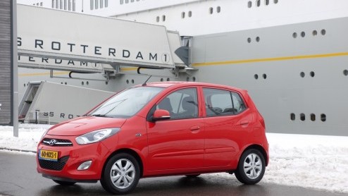 Met het vernieuwen van de Hyundai i10 beweren zijn makers het beste kleintje in de markt te hebben. De i10 is uiteraard niet alleen wegenbelasting- en BPM-vrij, maar feitelijk ook ruimer, vinniger e