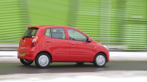 Met het vernieuwen van de Hyundai i10 beweren zijn makers het beste kleintje in de markt te hebben. De i10 is uiteraard niet alleen wegenbelasting- en BPM-vrij, maar feitelijk ook ruimer, vinniger e