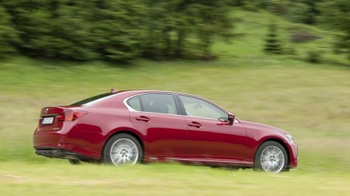 In 2006 introduceerde Lexus met de GS450h de eerste hybridesedan in de hogere middenklasse. Lange tijd had die luxe Japanner het rijk alleen. Binnenkort staat de nieuwe generatie aan de start en die v