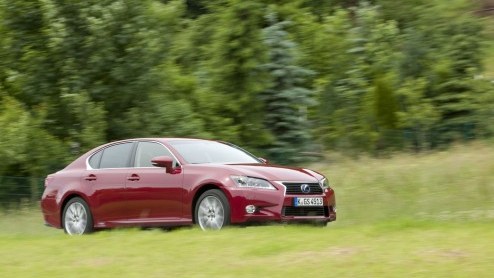In 2006 introduceerde Lexus met de GS450h de eerste hybridesedan in de hogere middenklasse. Lange tijd had die luxe Japanner het rijk alleen. Binnenkort staat de nieuwe generatie aan de start en die v