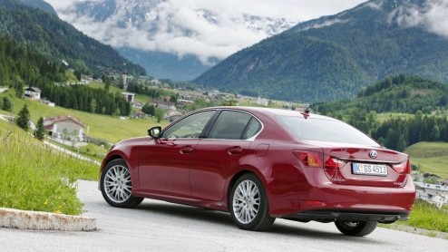 In 2006 introduceerde Lexus met de GS450h de eerste hybridesedan in de hogere middenklasse. Lange tijd had die luxe Japanner het rijk alleen. Binnenkort staat de nieuwe generatie aan de start en die v