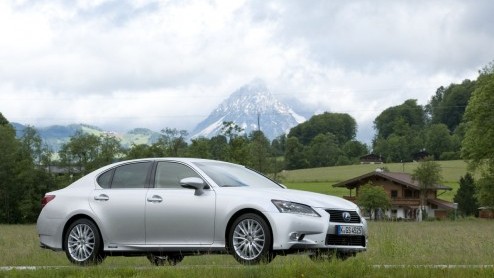 In 2006 introduceerde Lexus met de GS450h de eerste hybridesedan in de hogere middenklasse. Lange tijd had die luxe Japanner het rijk alleen. Binnenkort staat de nieuwe generatie aan de start en die v