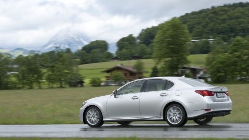 In 2006 introduceerde Lexus met de GS450h de eerste hybridesedan in de hogere middenklasse. Lange tijd had die luxe Japanner het rijk alleen. Binnenkort staat de nieuwe generatie aan de start en die v