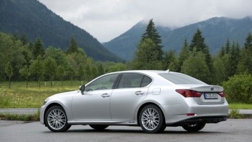 In 2006 introduceerde Lexus met de GS450h de eerste hybridesedan in de hogere middenklasse. Lange tijd had die luxe Japanner het rijk alleen. Binnenkort staat de nieuwe generatie aan de start en die v