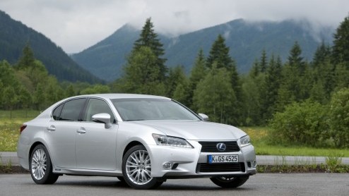 In 2006 introduceerde Lexus met de GS450h de eerste hybridesedan in de hogere middenklasse. Lange tijd had die luxe Japanner het rijk alleen. Binnenkort staat de nieuwe generatie aan de start en die v