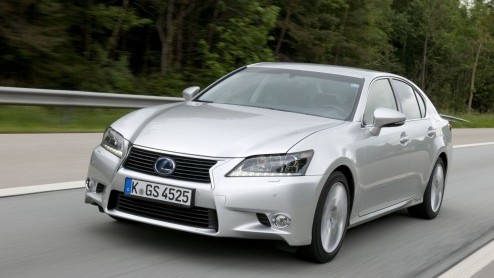 In 2006 introduceerde Lexus met de GS450h de eerste hybridesedan in de hogere middenklasse. Lange tijd had die luxe Japanner het rijk alleen. Binnenkort staat de nieuwe generatie aan de start en die v