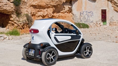 Is het een auto, een overdekte scooter, een karretje voor op de maan of een quad voor in de stad? De elektrische Renault Twizy roept vele vragen op en vraagt aandacht. Renault stuurde ons naar Ibiza o