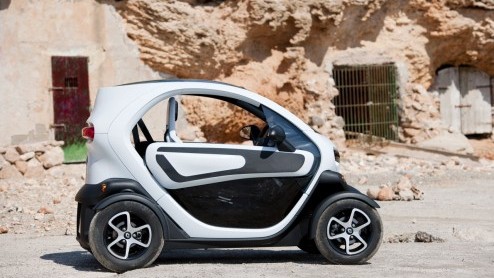 Is het een auto, een overdekte scooter, een karretje voor op de maan of een quad voor in de stad? De elektrische Renault Twizy roept vele vragen op en vraagt aandacht. Renault stuurde ons naar Ibiza o