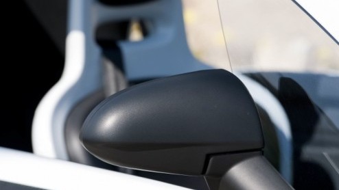 Is het een auto, een overdekte scooter, een karretje voor op de maan of een quad voor in de stad? De elektrische Renault Twizy roept vele vragen op en vraagt aandacht. Renault stuurde ons naar Ibiza o