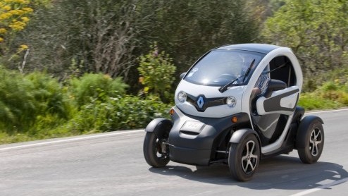 Is het een auto, een overdekte scooter, een karretje voor op de maan of een quad voor in de stad? De elektrische Renault Twizy roept vele vragen op en vraagt aandacht. Renault stuurde ons naar Ibiza o
