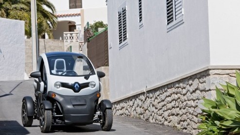 Is het een auto, een overdekte scooter, een karretje voor op de maan of een quad voor in de stad? De elektrische Renault Twizy roept vele vragen op en vraagt aandacht. Renault stuurde ons naar Ibiza o