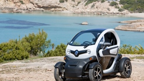 Is het een auto, een overdekte scooter, een karretje voor op de maan of een quad voor in de stad? De elektrische Renault Twizy roept vele vragen op en vraagt aandacht. Renault stuurde ons naar Ibiza o
