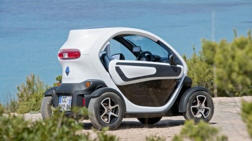 Is het een auto, een overdekte scooter, een karretje voor op de maan of een quad voor in de stad? De elektrische Renault Twizy roept vele vragen op en vraagt aandacht. Renault stuurde ons naar Ibiza o