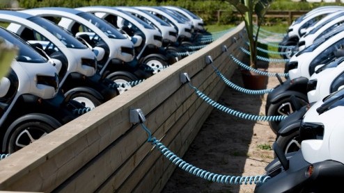 Is het een auto, een overdekte scooter, een karretje voor op de maan of een quad voor in de stad? De elektrische Renault Twizy roept vele vragen op en vraagt aandacht. Renault stuurde ons naar Ibiza o