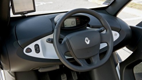 Is het een auto, een overdekte scooter, een karretje voor op de maan of een quad voor in de stad? De elektrische Renault Twizy roept vele vragen op en vraagt aandacht. Renault stuurde ons naar Ibiza o