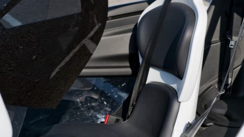Is het een auto, een overdekte scooter, een karretje voor op de maan of een quad voor in de stad? De elektrische Renault Twizy roept vele vragen op en vraagt aandacht. Renault stuurde ons naar Ibiza o
