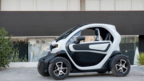 Is het een auto, een overdekte scooter, een karretje voor op de maan of een quad voor in de stad? De elektrische Renault Twizy roept vele vragen op en vraagt aandacht. Renault stuurde ons naar Ibiza o