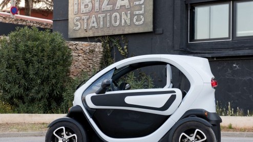 Is het een auto, een overdekte scooter, een karretje voor op de maan of een quad voor in de stad? De elektrische Renault Twizy roept vele vragen op en vraagt aandacht. Renault stuurde ons naar Ibiza o