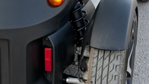 Is het een auto, een overdekte scooter, een karretje voor op de maan of een quad voor in de stad? De elektrische Renault Twizy roept vele vragen op en vraagt aandacht. Renault stuurde ons naar Ibiza o