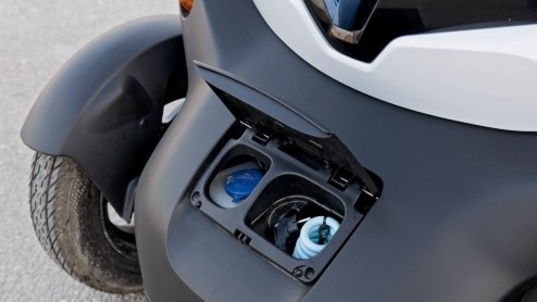 Is het een auto, een overdekte scooter, een karretje voor op de maan of een quad voor in de stad? De elektrische Renault Twizy roept vele vragen op en vraagt aandacht. Renault stuurde ons naar Ibiza o