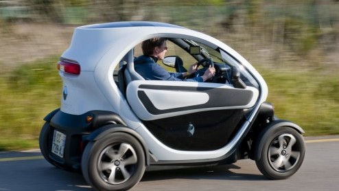 Is het een auto, een overdekte scooter, een karretje voor op de maan of een quad voor in de stad? De elektrische Renault Twizy roept vele vragen op en vraagt aandacht. Renault stuurde ons naar Ibiza o