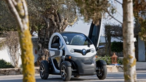 Is het een auto, een overdekte scooter, een karretje voor op de maan of een quad voor in de stad? De elektrische Renault Twizy roept vele vragen op en vraagt aandacht. Renault stuurde ons naar Ibiza o